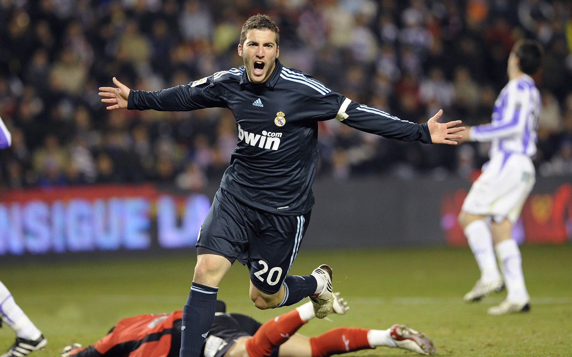 -三分雨浇熄反击火焰，克莱末节爆发导演京城奇迹夜